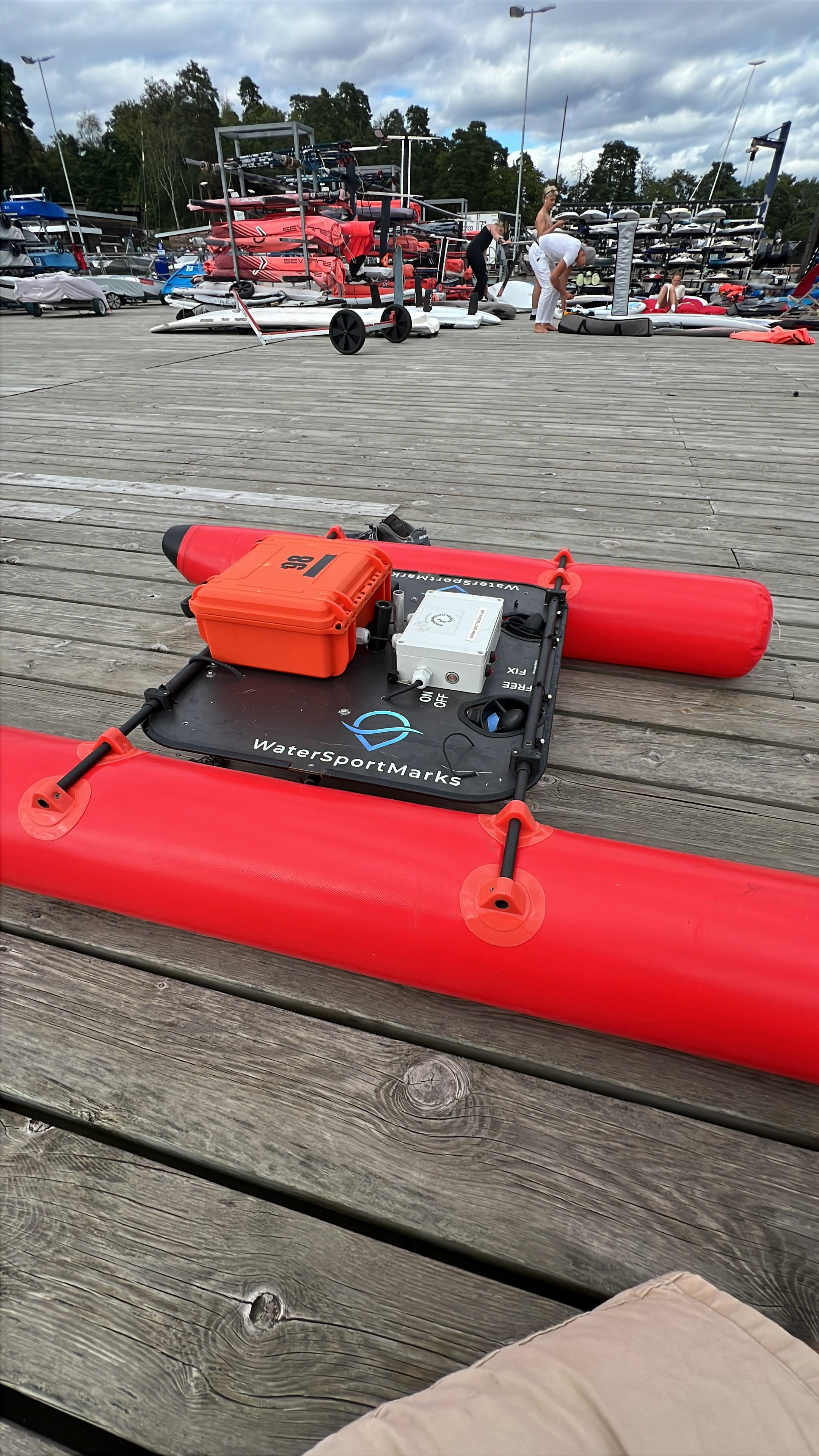 SMark på brygga klar til regatta — seilere og joller i bakgrunnen