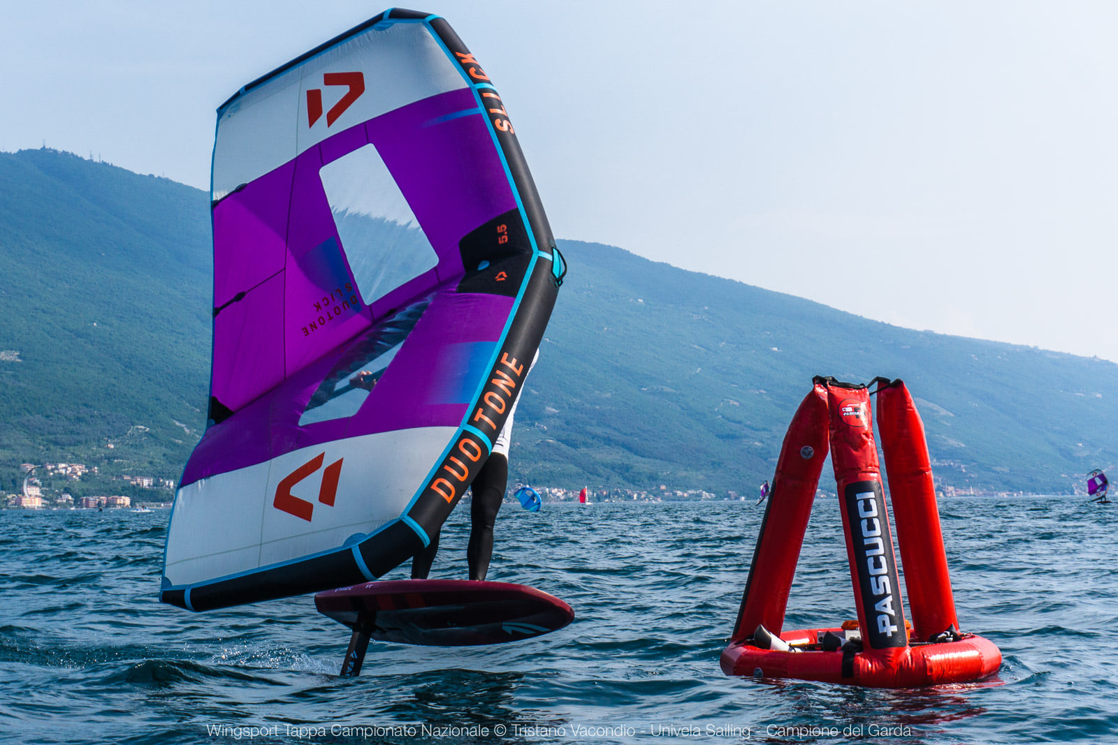 To SMark-bøyer med pyramidemerker ombord i RIB — klare til utsetting