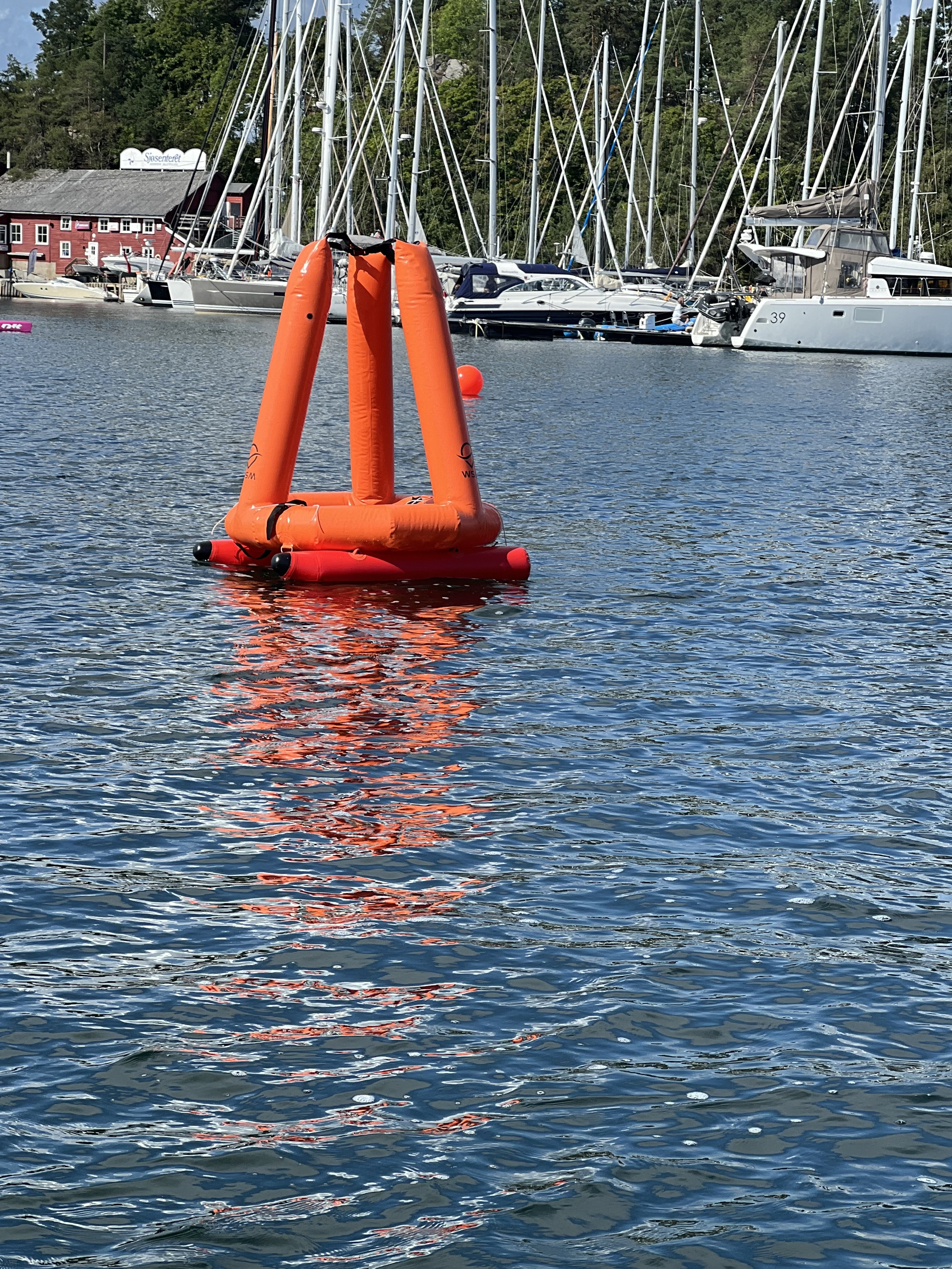 SMark med lange pontonger navigerer til posisjon — ingen ankring nødvendig