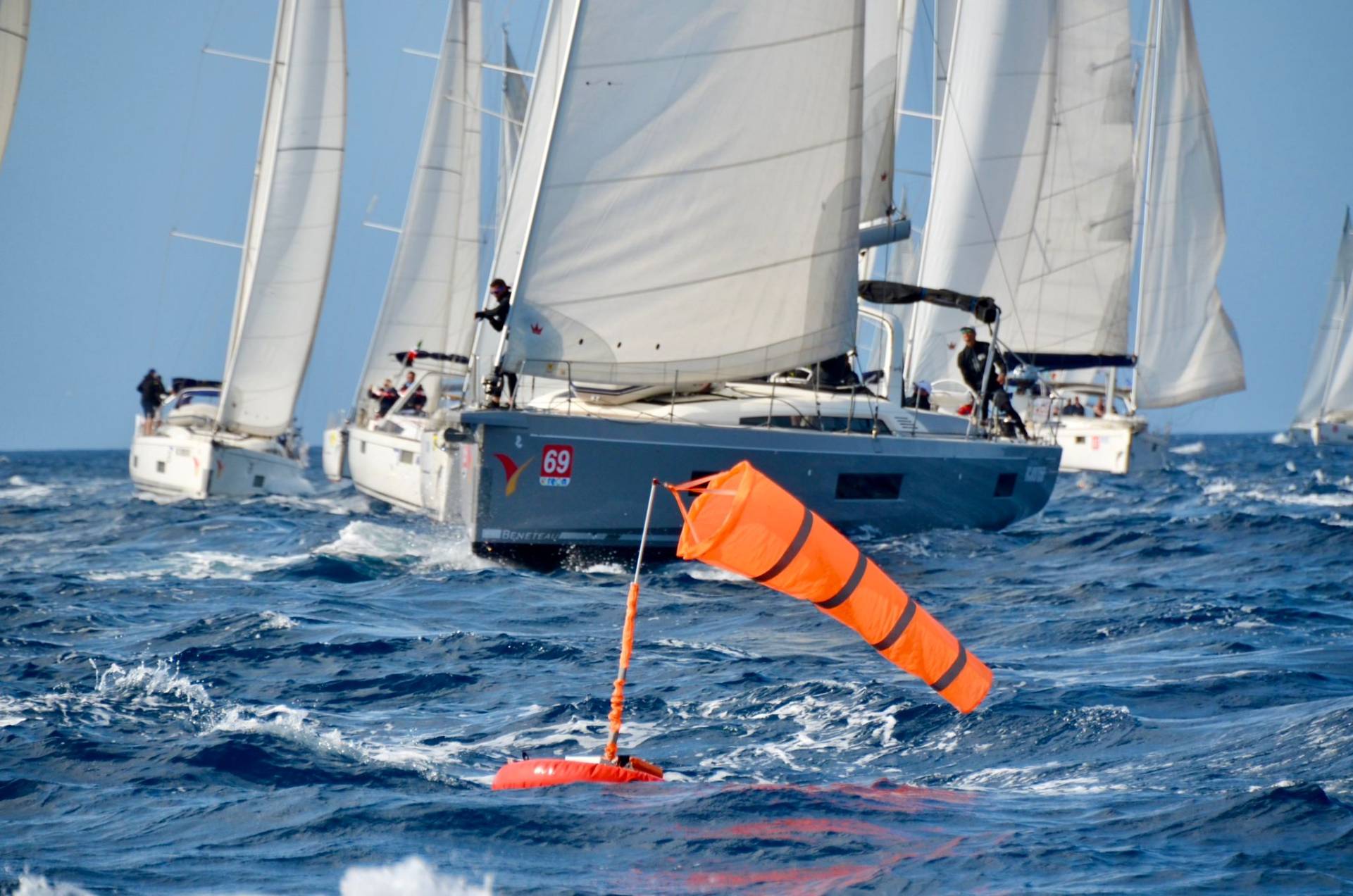 SMark med lange pontonger navigerer til posisjon — ingen ankring nødvendig