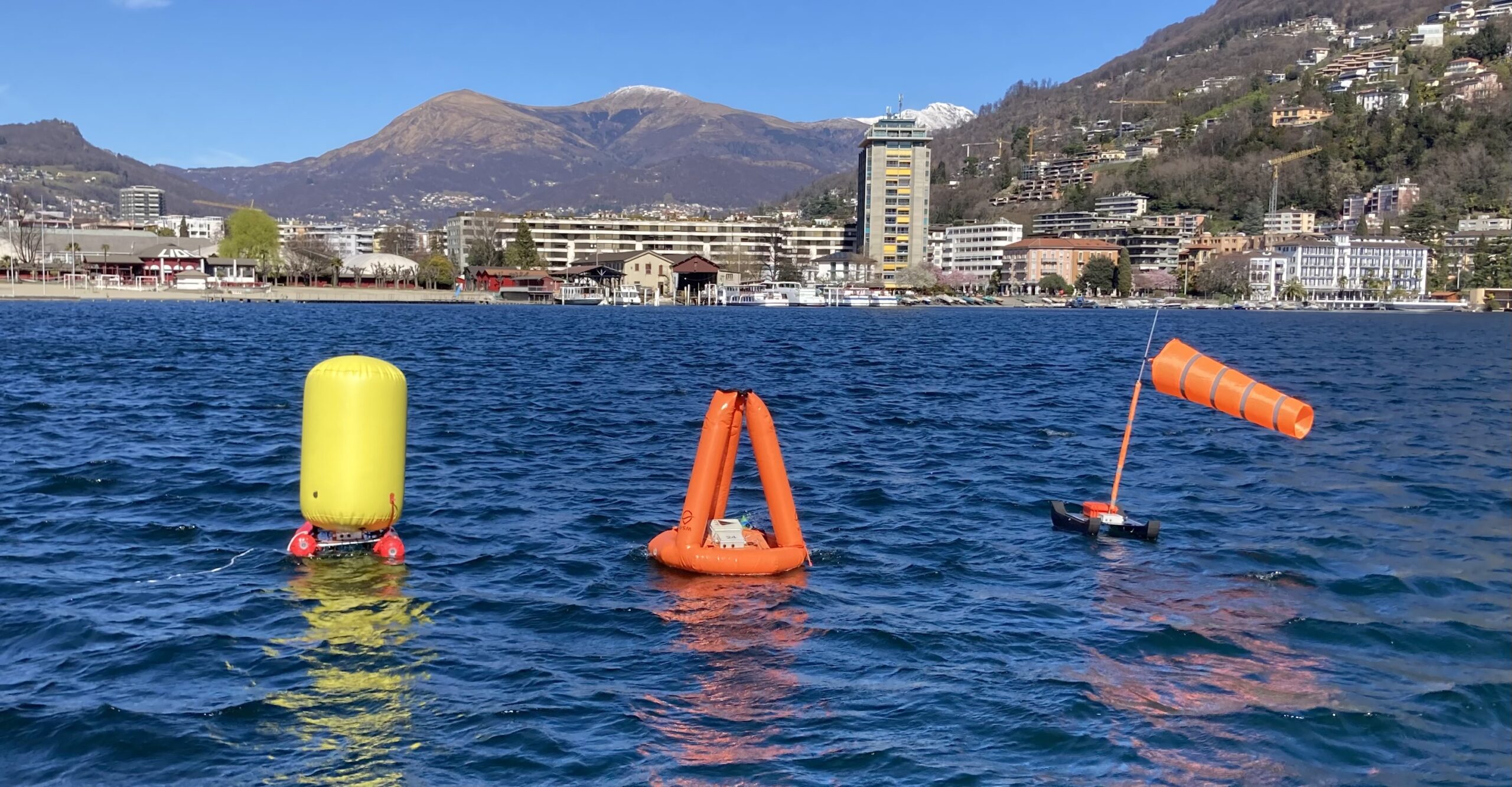 SMark bøye sett ovenfra — mesteparten er under vann