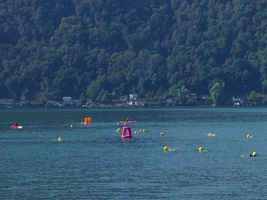 SMark på brygga klar til regatta — seilere og joller i bakgrunnen